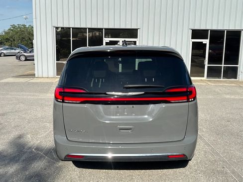 Used 2025 Chrysler Pacifica Select FWD image 8