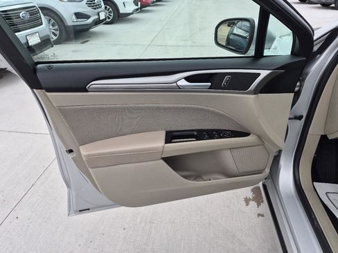 Used 2018 Ford Fusion SE FWD image 12