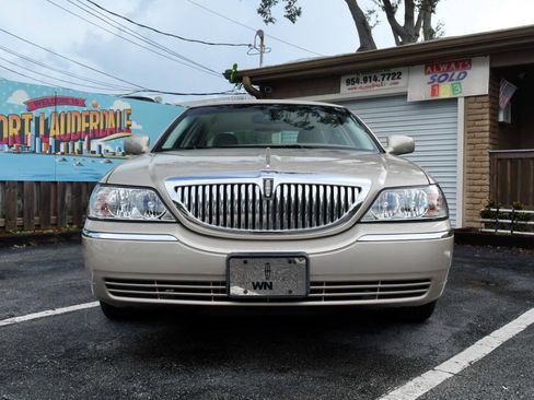 Used 2010 Lincoln Town Car Signature Limited RWD image 3