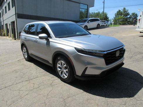 Used 2023 Honda CR-V LX image 3