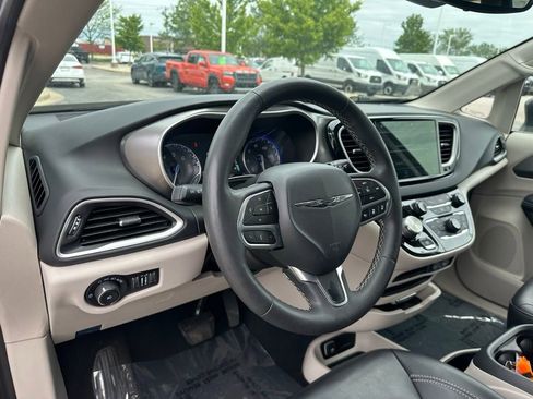 Used 2023 Chrysler Pacifica Touring-L FWD image 14