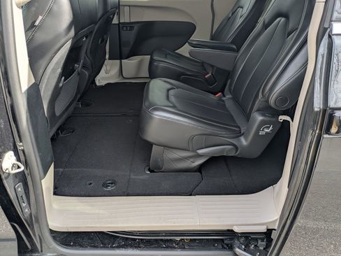 Used 2023 Chrysler Pacifica Touring-L image 24