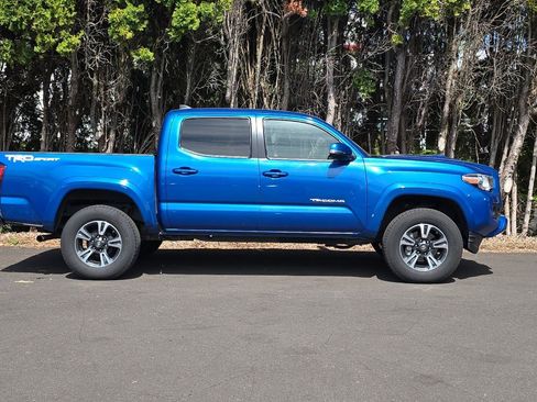 Used 2018 Toyota Tacoma TRD Sport w/ Technology Package image 3