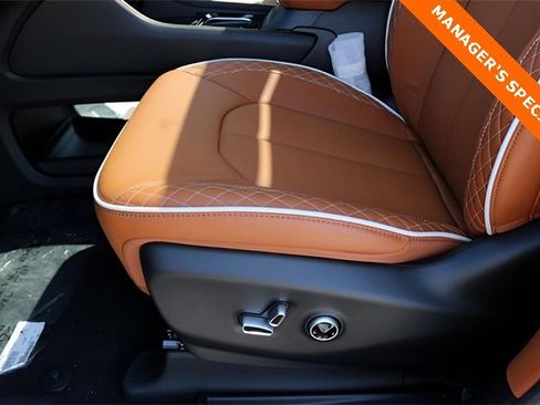 New 2026 Chrysler Pacifica Pinnacle image 13