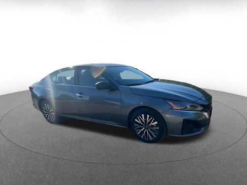 Used 2025 Nissan Altima 2.5 SV image 2