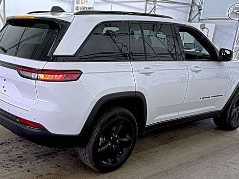 Used 2023 Jeep Grand Cherokee Altitude image 6