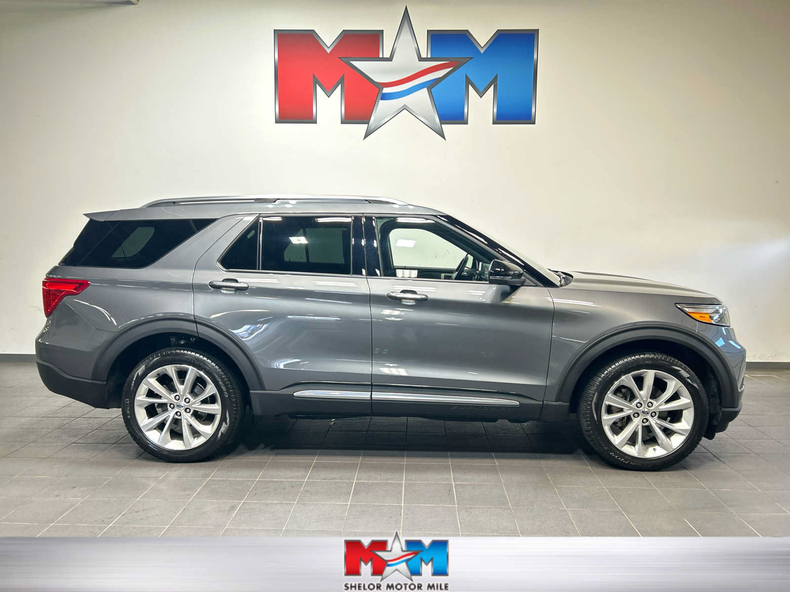 Used 2023 Ford Explorer Platinum w/ Technology Package AWD/4WD image 1