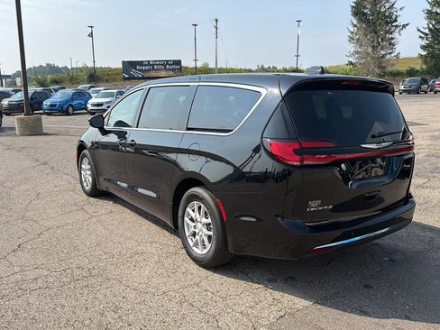 Used 2026 Chrysler Pacifica Select FWD image 6