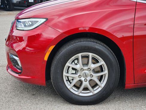 Used 2025 Chrysler Pacifica Select image 26