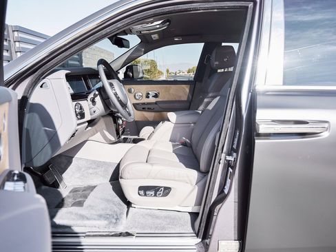 Used 2025 Rolls-Royce Phantom Sedan image 36