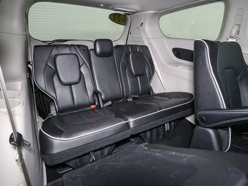 Used 2023 Chrysler Pacifica Limited image 21