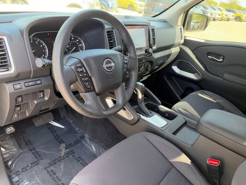 Used 2024 Nissan Frontier SV w/ SV Convenience Package RWD image 8