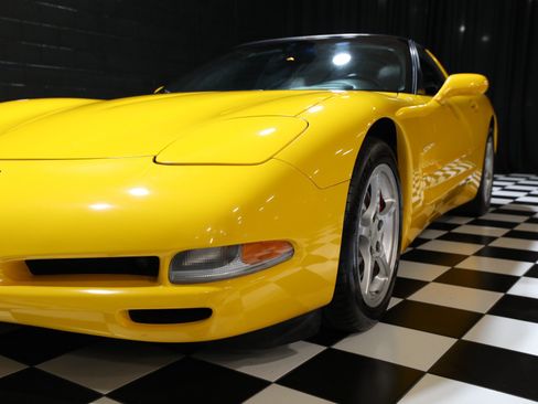 Used 2000 Chevrolet Corvette Coupe w/ Memory Pkg RWD image 12