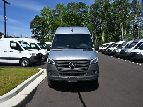 Used 2025 Mercedes-Benz Sprinter 2500 image 31