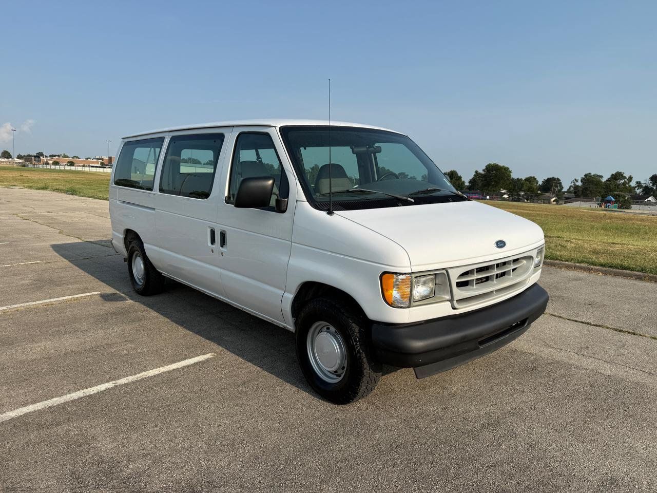 Used 2002 Ford E-150 and Econoline 150 Wagon RWD image 2