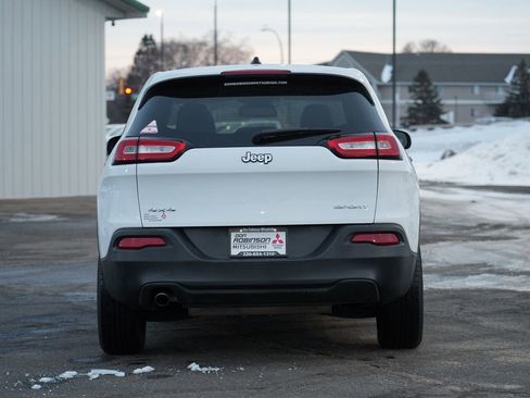 Used 2017 Jeep Cherokee Sport image 4