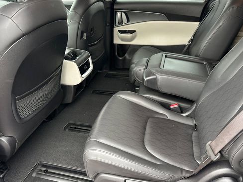 Used 2024 Kia Carnival LX FWD image 14