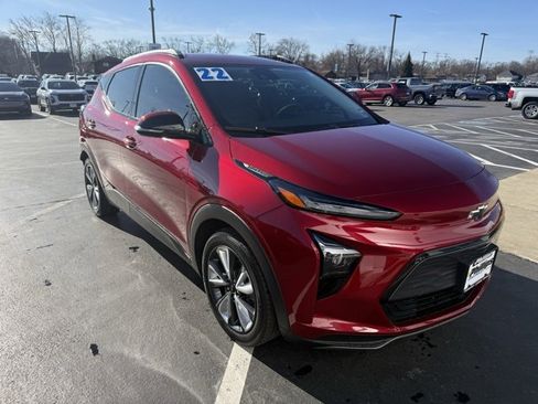 Used 2022 Chevrolet Bolt EUV LT w/ Convenience Package image 3