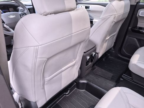 Used 2023 Ford Explorer Platinum w/ Technology Package AWD/4WD image 18