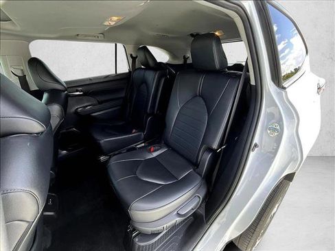 Used 2024 Toyota Highlander XLE FWD image 28