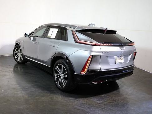 Used 2024 Cadillac Lyriq Luxury AWD/4WD image 2