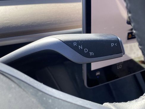 Used 2022 Tesla Model Y Long Range image 11