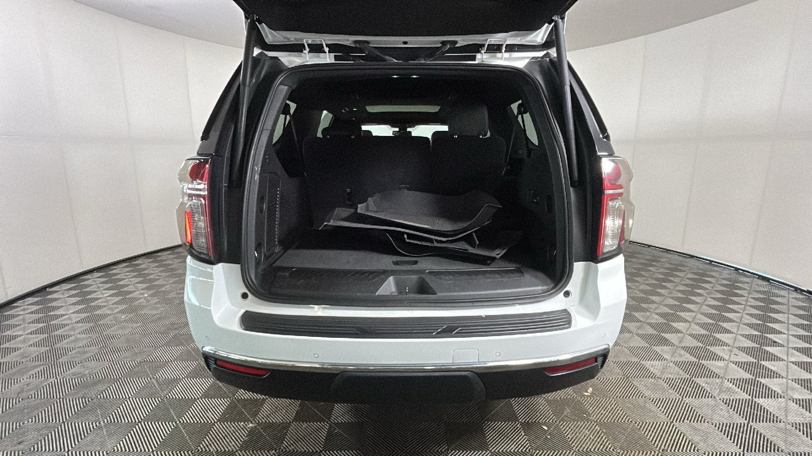 Used 2021 Chevrolet Suburban LT w/ LT Signature Package AWD/4WD image 34
