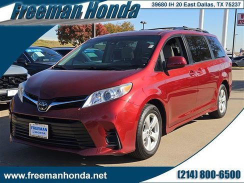 Used 2020 Toyota Sienna LE image 1
