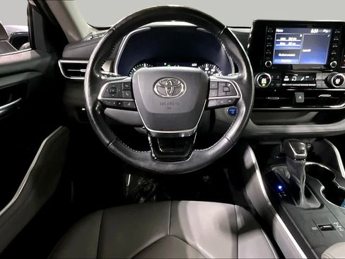 Used 2021 Toyota Highlander XLE AWD/4WD image 6