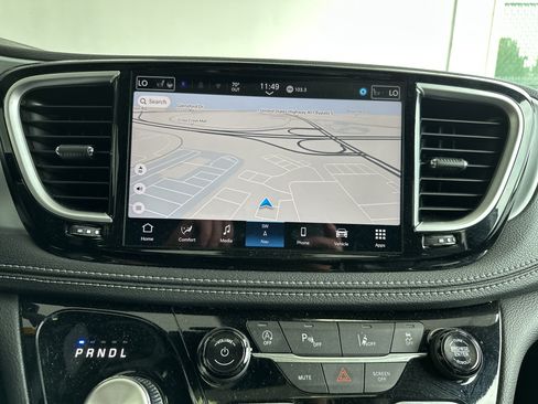 Used 2026 Chrysler Pacifica Limited FWD image 22