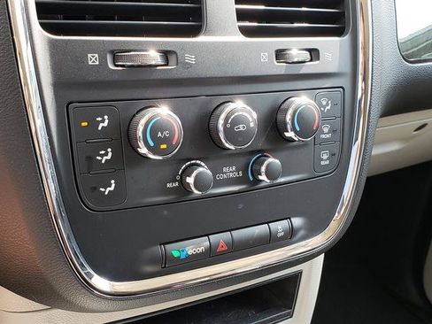 Used 2018 Dodge Grand Caravan SE w/ UConnect Hands-Free Group FWD image 23