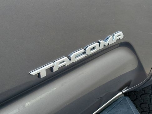 Used 2017 Toyota Tacoma TRD Sport w/ Tow Package RWD image 6
