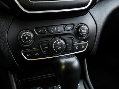 Used 2022 Jeep Cherokee Trailhawk w/ Sun, Sound & Nav Group AWD/4WD image 38