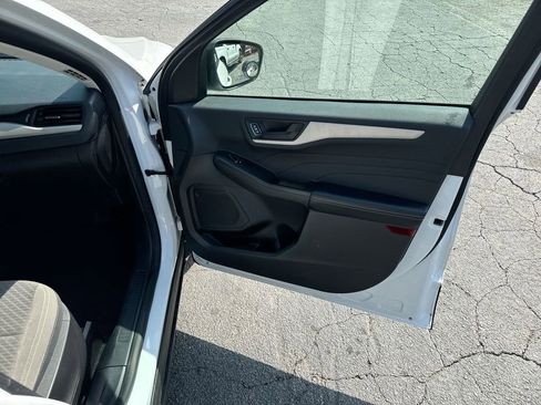 Used 2022 Ford Escape SE image 32