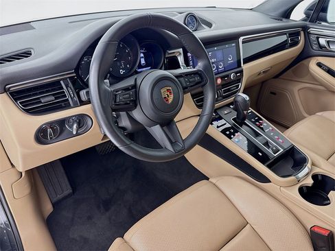 Used 2025 Porsche Macan image 4