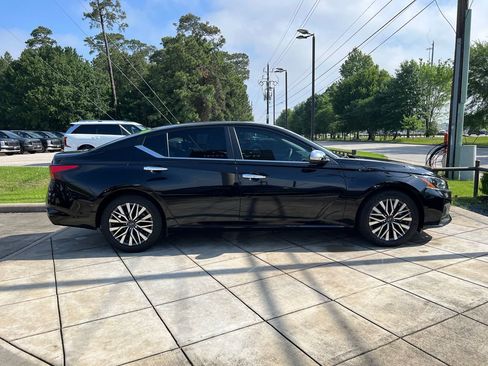 Used 2024 Nissan Altima 2.5 SV FWD image 4