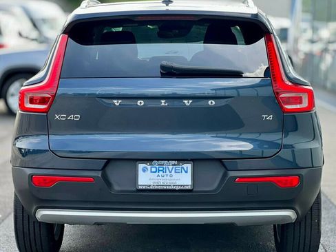 Used 2021 Volvo XC40 T4 Momentum image 4