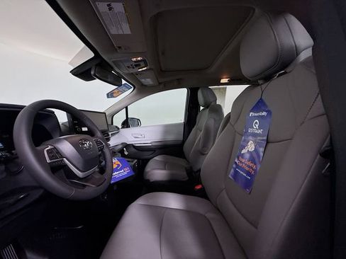 Used 2026 Toyota Sienna XLE FWD image 6
