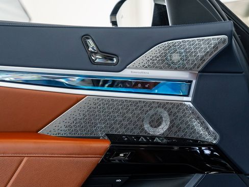 Used 2024 BMW i7 xDrive60 image 33