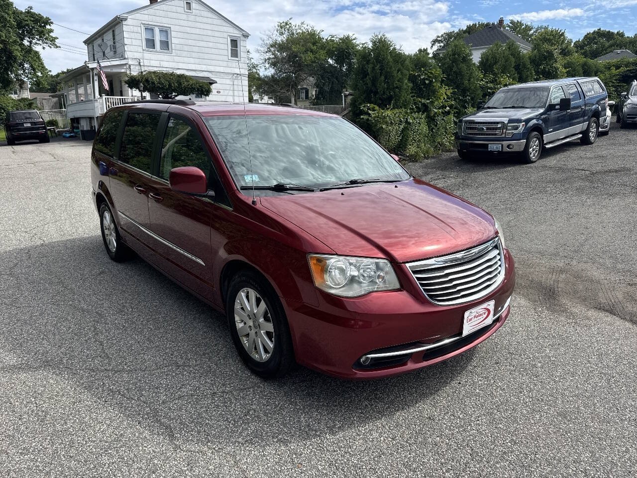 Used 2013 Chrysler Town & Country Touring FWD image 10