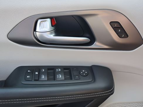 Used 2023 Chrysler Pacifica Touring-L FWD image 22