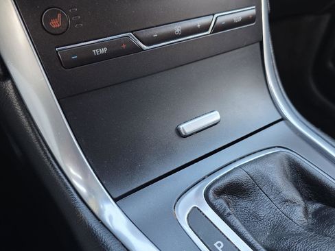 Used 2018 Ford Edge Titanium w/ Technology Package image 16