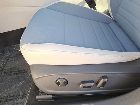 Certified 2025 Volkswagen Jetta SE w/ Sunroof Package image 28