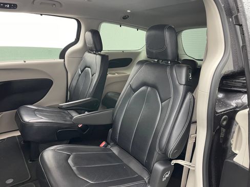 Used 2022 Chrysler Pacifica Touring-L FWD image 38