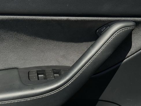 Used 2022 Tesla Model Y Long Range image 19