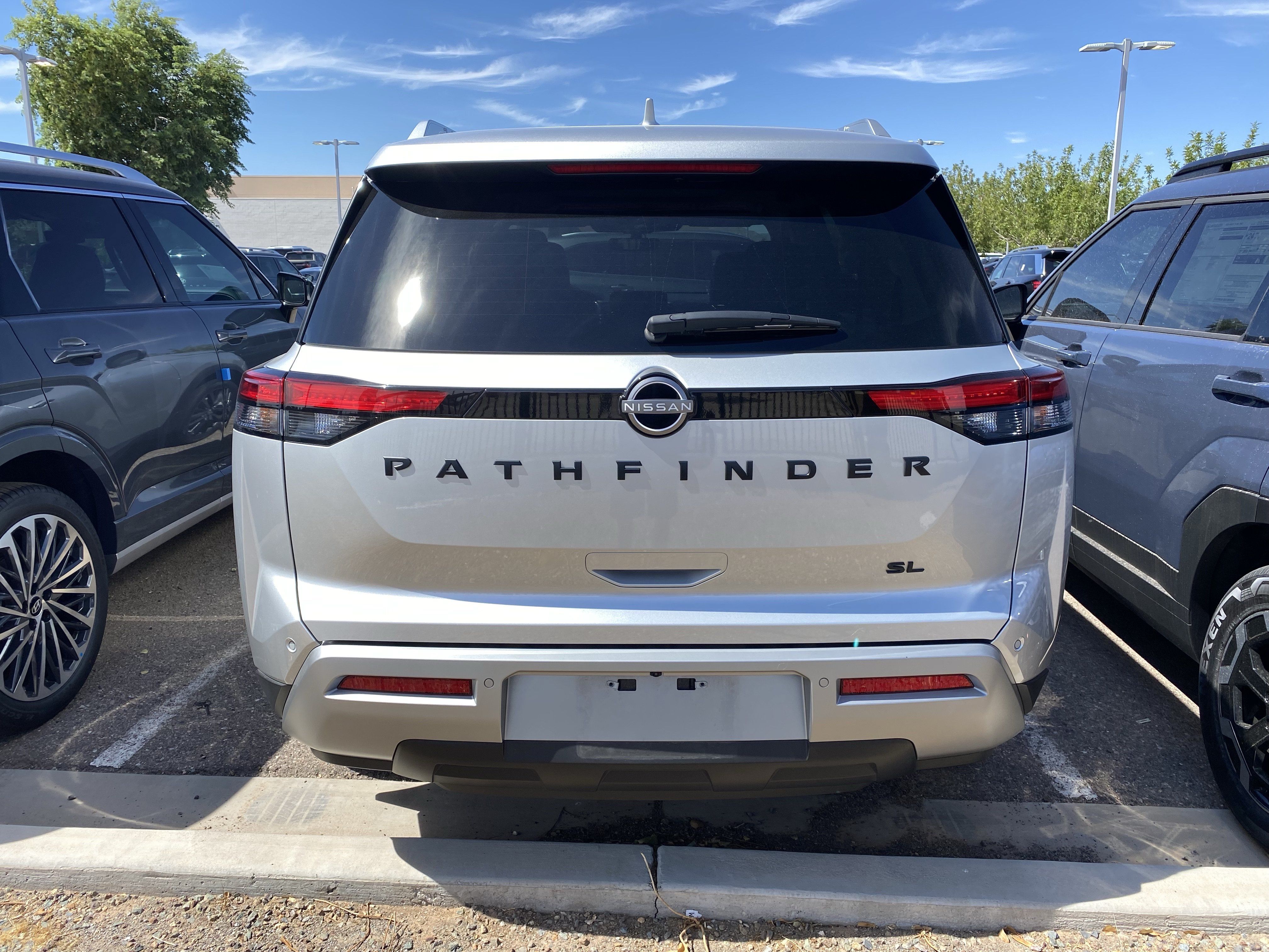 Used 2024 Nissan Pathfinder SL w/ SL Premium Package FWD image 3