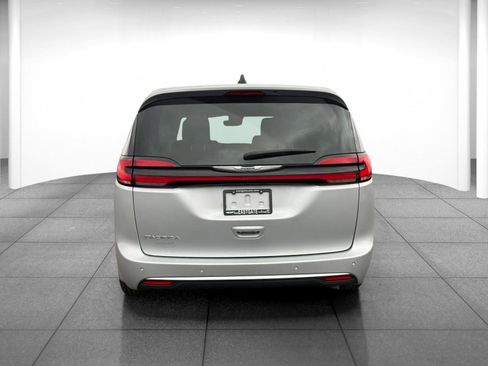 Used 2024 Chrysler Pacifica Touring-L image 6