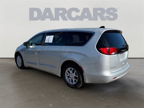 Used 2024 Chrysler Voyager LX image 5