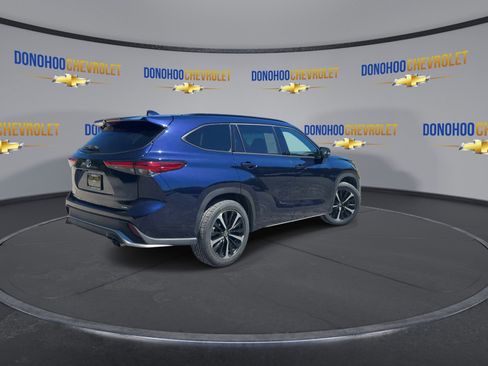 Used 2022 Toyota Highlander XSE FWD image 11