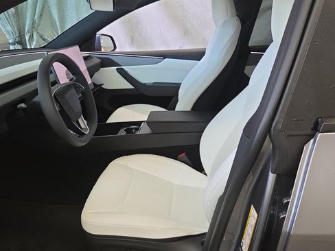 Used 2026 Tesla Model Y Long Range RWD image 3